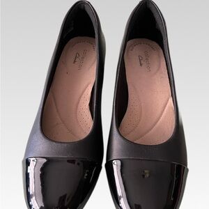 Clarks Women's Black Glossy Toe Flats size 6W